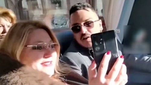 VIDEO Cum o umilea și înjura Makaveli pe Șoșoacă, în clipuri postate pe TikTok, înainte să-i fie „consilier” / „Când o aud că vorbește așa, îmi vine să trec cu un buldozer peste”