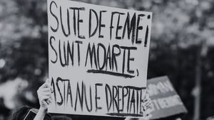 Protest organizat marți, în Piața Victoriei / Centrul Filia solicită Guvernului măsuri pentru protejarea femeilor, după cazul tinerei ucise în stradă: „Fiecare femeie ucisă este dovada unui sistem care a eșuat. Iar acest eșec este criminal”
