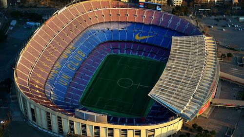 Doi foşti preşedinţi ai clubului de fotbal FC Barcelona şi fostul şef al arbitrilor spanioli, acuzaţi de corupţie / Clubul i-ar fi dat peste 7 milioane de euro fostului șef al arbitrajului