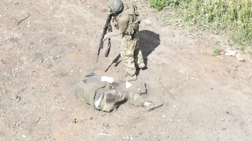 O înregistrare video care prezintă execuția sumară a unui soldat rus demonstrează “cultura brutală” din armata Rusiei