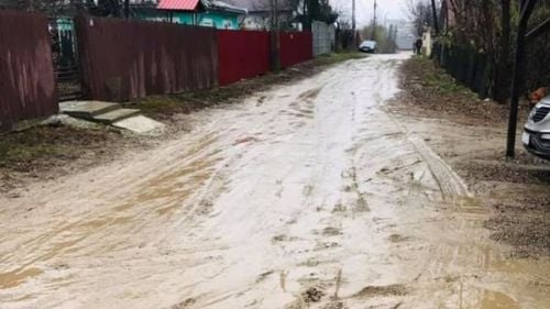 Stradă ca în Evul Mediu în municipiul Botoșani. Localnic: Chiar trebuie să ieșim din case în cizme?
