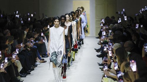 Prada Toammnă-Iarnă 2026-2027 la Milan Fashion Week: Poate deconstrucția să redefinească identitatea unei case iconice?