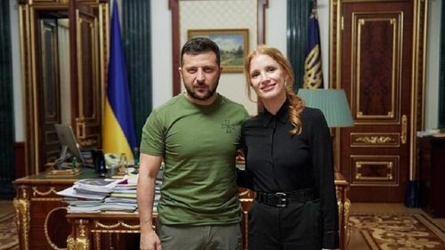 VIDEO Actrița americană Jessica Chastain a mers la Kiev, unde s-a întâlnit cu președintele Zelenski și a vizitat spitalul de copiI Okhmatdyt