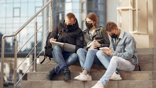 Cum resimt pandemia tinerii care vor să urmeze facultatea în străinătate, așa cum se întâmplă și cu mulți români. Un studiu Quacquarelli Symonds descrie șocul prin care trece învățământul superior global