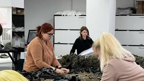 FOTO Un celebru brand ucrainean, cunoscut pentru rochii moderne de mireasă, produce ţinute şi veste de asalt pentru armată