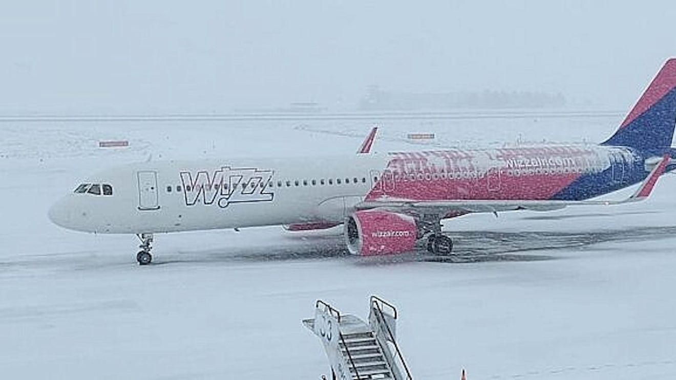 Aeronavă Wizz Air, incident la sol pe Aeroportul Sibiu după o aterizare pe ninsoare abundentă / Zborurile nu au fost afectate / S-a deschis o investigație internă
