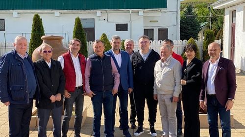 Sfidare. Poză de grup a liderilor PSD, la o întâlnire din Vaslui. Niciunul nu poartă mască