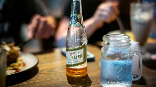 Spaghett, cocktailul verii 2025? Aperol spritz-ul crizei economice cucerește America