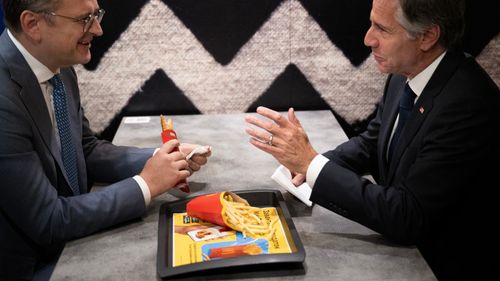 VIDEO Șefii diplomațiilor americane și ucrainene au mâncat cartofi prăjiți și plăcintă cu vișine la un McDonald's din Kiev