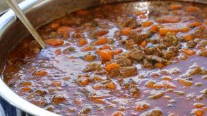 Supa care joacă un rol deosebit în mentalul britanic, dar care cel mai probabil nu a existat niciodată/ Cât e mit și cât realitate despre supa Brown Windsor, cu o consistență și culoare deloc îmbietoare