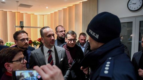 Criza presei publice poloneze se adâncește, după ce fostul partid de guvernământ PiS a numit un șef alternativ al televiziunii de stat