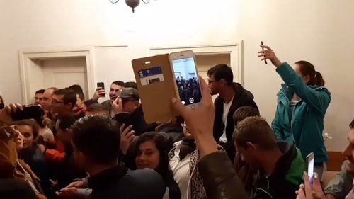 Sistemul electronic s-a blocat automat la ora 21.30 la secția de vot din Ambasada din Copenhaga / Oamenii strigă furioși ”Vrem să votăm!”