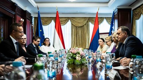 Ministrul ungar de Externe, în Republika Srpska pentru a acorda regiunii secesioniste 35 de milioane de euro pentru dezvoltare / Dodik, liderul sârbilor bosniaci: Nu ne vom alătura sancțiunilor anti-rusești, în ciuda presiunilor UE și SUA