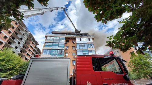 Incendiu la mansarda unui bloc din orașul Voluntari