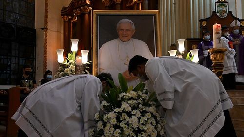 Au început funeraliile fostului papă Benedict al XVI-lea