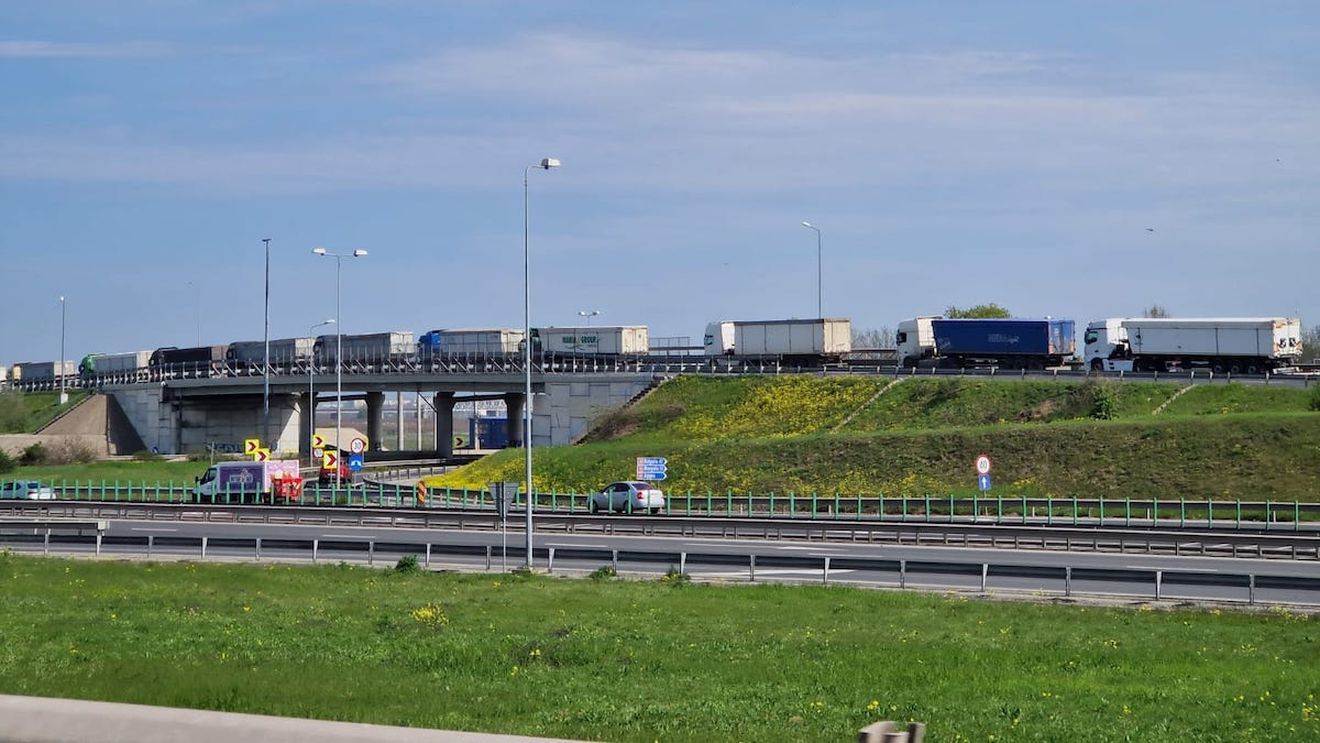 VIDEO Sute de TIR-uri cu cereale așteaptă să intre în Portul Agigea / Coadă de șase kilometri pe A4, marți după-amiază, autocamioanele au numere de înmatriculare românești