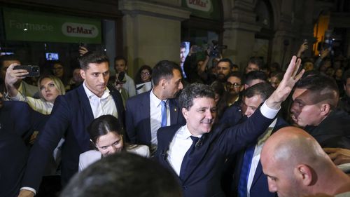 VIDEO Nicușor Dan, baie de mulțime. Noul președinte, ovaționat de mii de oameni în fața sediului de campanie: "Europa! Europa!"