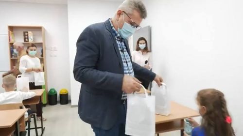 Primarul din Voluntari, Florentin Pandele, a distribuit un spot de promovare făcut cu elevi în clasă, înainte de începerea școlilor