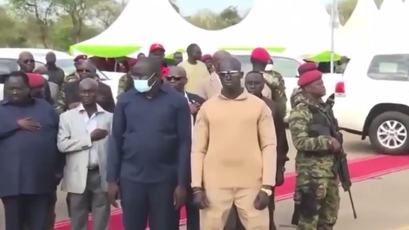 Şase jurnalişti au fost arestaţi în Sudan după ce au apărut imagini cu preşedintele ţării urinând pe el la un eveniment
