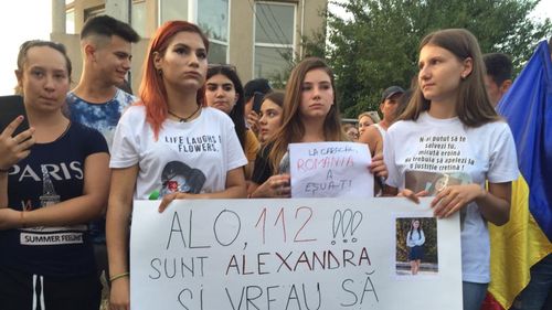 VIDEO Zeci de adolescenți au mărșăluit spre casa celui care le-a ucis prietena: ”Alo, 112? Sunt Alexandra și vreau să trăiesc!/ Și-a pus toată încrederea atunci când v-a sunat/ Dacă voi sunteți legea, dreptatea îndură”