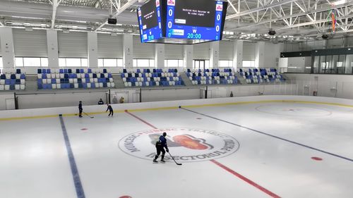 Primăria Sectorului 4, împuternicită să organizeze Supercupa României la Hochei, alături de Federaţia de specialitate / Partida CSM Corona Braşov - ACSH Gheorgheni va inaugura pe 31 august Patinoarul Berceni Arena / Construcția a costat 10 milioane de euro