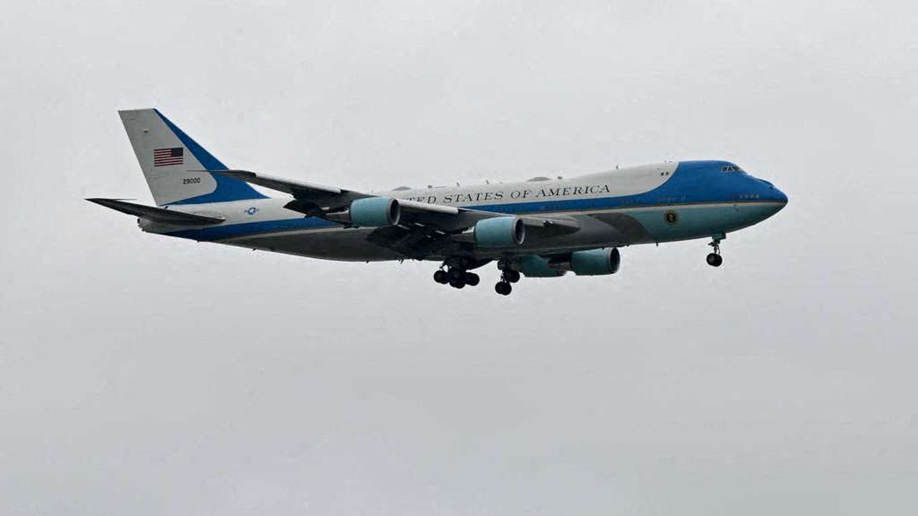 Aeronava președintelui SUA, nevoită să se întoarcă din drumul spre Davos, din cauza unor probleme electrice „minore” / Air Force One au intrat în serviciu în anii '90