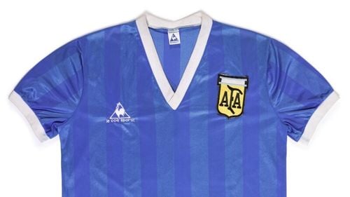 Preț record: Tricoul purtat de Maradona contra Angliei în 1986, vândut la licitaţie pentru mai bine de 9 milioane de dolari