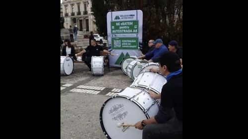 VIDEO Asociația „Moldova vrea Autostradă”: Batem toba pentru Autostrada A8. Sunetul tobelor reprezintă vocea cetăţenilor care cer drumuri mai sigure şi o infrastructură modernă