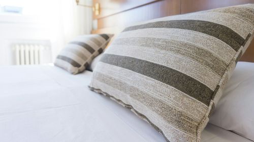 Apartamentele închiriate în regim hotelier în Sibiu „mușcă” tot mai mult din piața cazărilor: 12% din locurile de cazare din județ sunt de acest tip. În 2020, oficial, acesteau nu existau