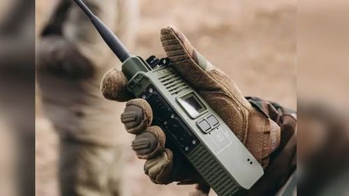 Apărut din nevoie, devenit unul dintre cele mai bune din lume: Americanii au pus ochii pe un walkie-talkie rezistent la bruiaj dezvoltat în Ucraina / Povestea Himera