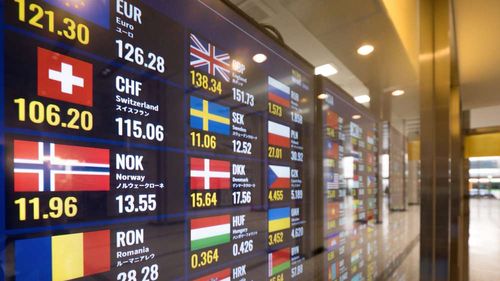 Guvernul a adoptat un act normativ prin care băncile, casele de schimb și operatorii de plăți trebuie să afişeze clar comisioanele percepute pentru conversia în și din euro