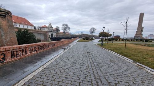 Zidurile Cetății din Alba Iulia, vandalizate cu o declarație de dragoste scrisă în rusă / Este scris numele unui film spaniol, ”Trei metri deasupra cerului”