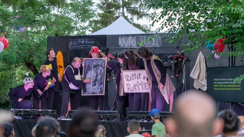 Directorul secției germane a teatrului sibian, despre cultura de dincolo de marile orașe: „Ei nu au nimic, câteodată o nuntă sau un botez. Zona rurală devine un fel de ghetou deja” / ”Trebuie aplicată o strategie națională unde fiecare teatru să aibă ca datorie să meargă o dată pe an în locațiile care sunt în apropiere”