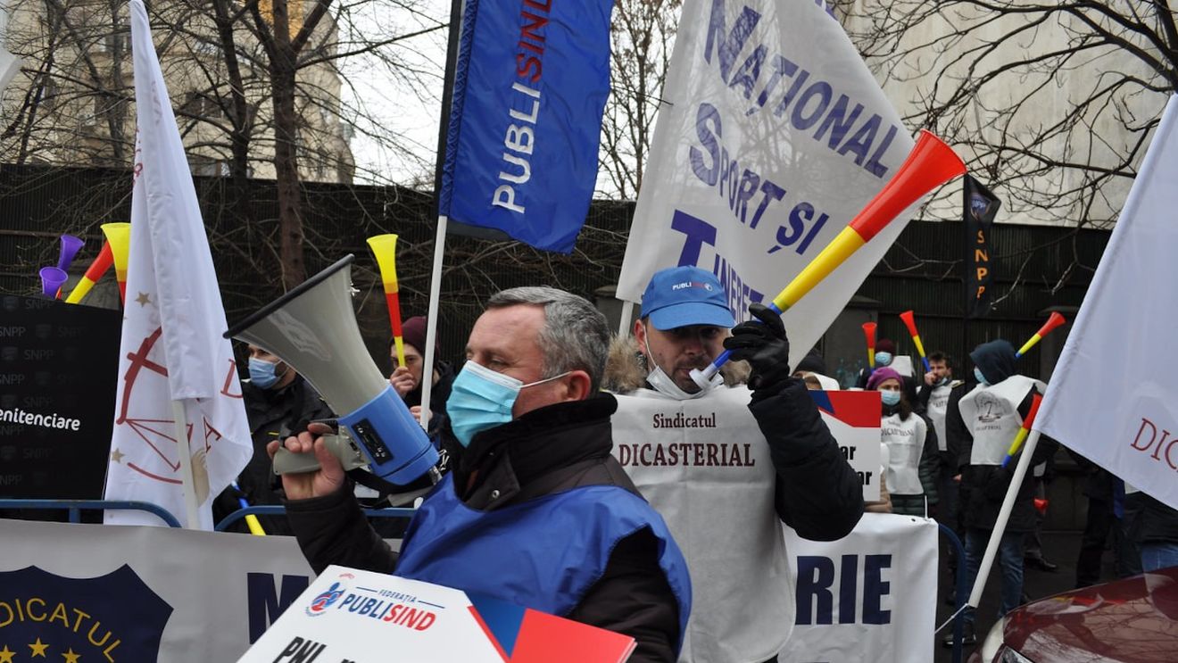 Proteste ale sindicaliștilor Publisind în fața Parlamentului și a trei prefecturi din țară