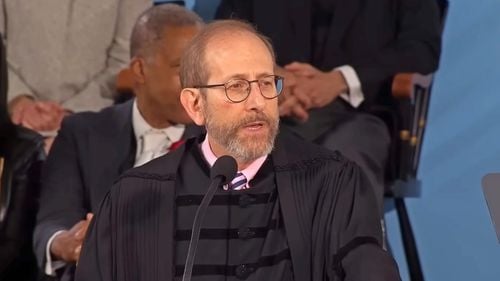 Președintele Universității Harvard, discurs aplaudat în picioare de mii de studenți la absolvirea 2025, în plin conflict cu Trump: „Certitudinea absolută și ignoranța voită sunt fețe ale aceleiași monede fără valoare” - VIDEO