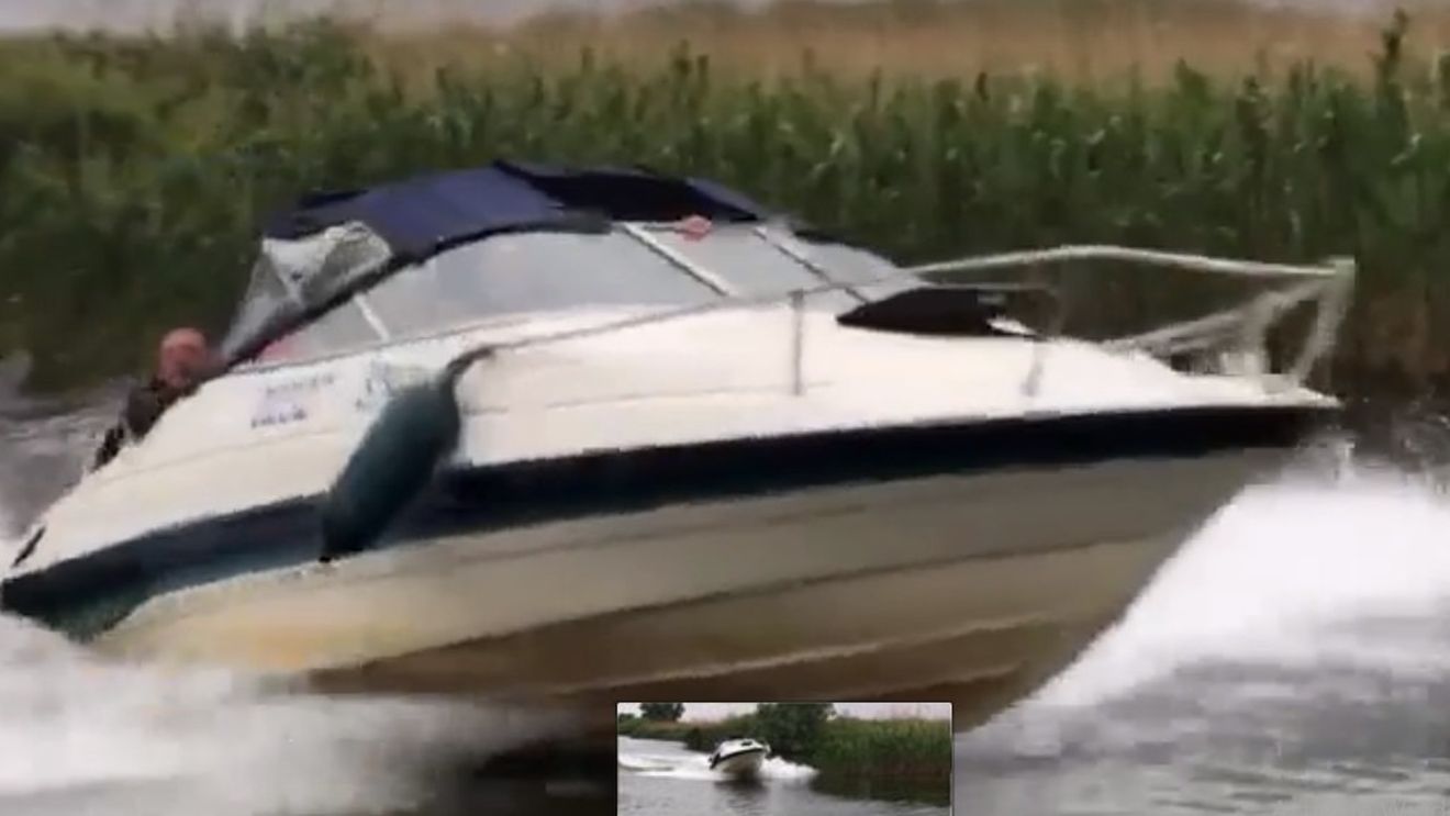 VIDEO Grup de ornitologi germani, șicanat ca pe autostradă, pe un lac din Delta Dunării. Ghidul a fost rănit de un pahar aruncat dinspre barca rapidă în direcția turiștilor