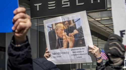 Business Insider: Tesla se poate salva învățând din dezastrele aviatice. Se rebranduiește, îl îndepărtează pe Musk și renunță la Cybertruck – simbolul „fascismului american”