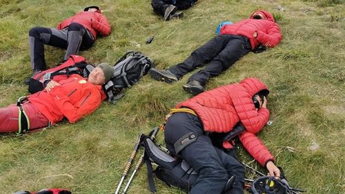FOTO Efortul salvamontiștilor din spatele unei acțiuni de salvare. ”Speram ca cel rămas în perete să reziste până vom ajunge la el”