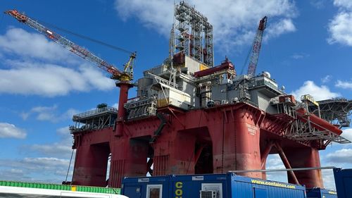 FOTOGALERIE Platforma care va fora după gazele din Marea Neagră e pregătită să plece în larg / La bordul Transocean Barents sunt 160 de persoane din 37 de țări