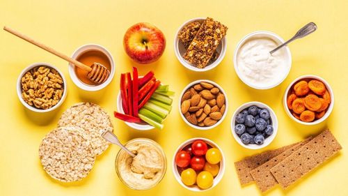 Ce gustări alegem înainte de sport sau la birou pentru un boost sănătos de energie / „Dacă avem o dietă echilibrată, putem consuma un snack de răsfăț. Atenție la porție! Ideal ar fi să aibă cel mult 300 kcal”