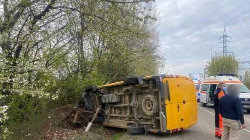 Un microbuz în care se aflau doi adulți și șase copii s-a răsturnat la Suceava