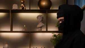 Un hoț din Alba Iulia s-a mutat trei zile în casa celor pe care i-a furat/ Bărbatul de 41 de ani a fost reținut după ce polițiștii au găsit asupra lui bijuterii de aur, bani și un telefon mobil care aparțineau ”gazdelor”