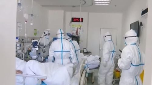 Cinci dintre pacienții confirmați sâmbătă au fost infectați de tânăra de 26 de ani din Hunedoara care nu a respectat izolarea/ Doi dintre pacienți sunt asistente medicale