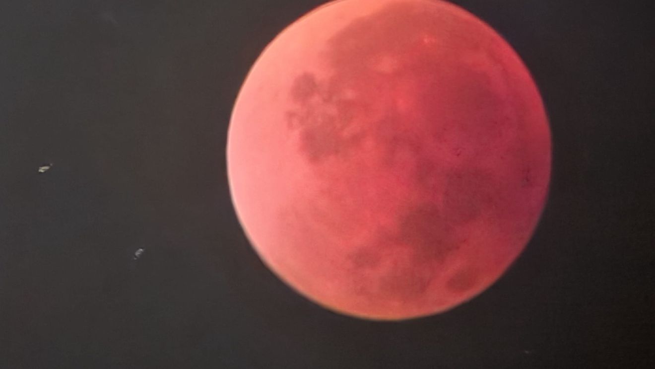 FOTO Cum se vede de la noi „Luna Sângerie”