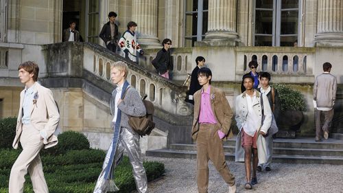 Dior Homme primăvară-vară 2027: Jonathan Anderson pune în dialog arhivele casei cu energia Studio 54