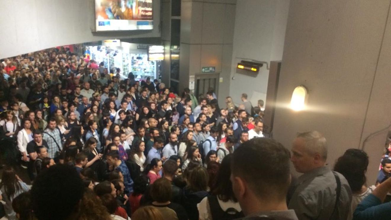 O imagine obișnuită pentru o dimineață la metrou în Piața Victoriei