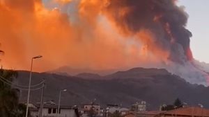 Etna erupe din nou: ploaie de cenușă pe aeroportul din Catania / Toate zborurile sunt suspendate / Activitatea intensă provine din craterul Voragine