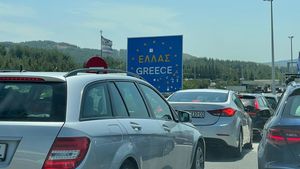 Grecia introduce sancțiuni drastice în trafic: Folosirea telefonului la volan poate costa 2.000 de euro, iar amenda pentru viteză extremă sau curse ilegale poate ajunge la 8.000 de euro. De când se aplică
