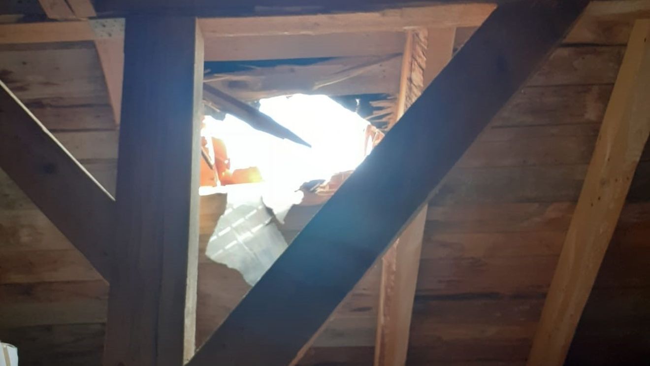 A fost elucidat misterul „bolovanului picat din cer” la Hunedoara / A fost aruncat de la un kilometru, în urma unei explozii