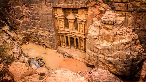 „O descoperire extrem de rară”: Arheologii au găsit sub celebra Trezorerie din Petra un mormânt secret cu cel puțin 12 schelete și artefacte, vechi de 2.000 de ani